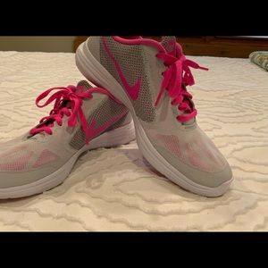 NIKE Tennis shoes~like new!